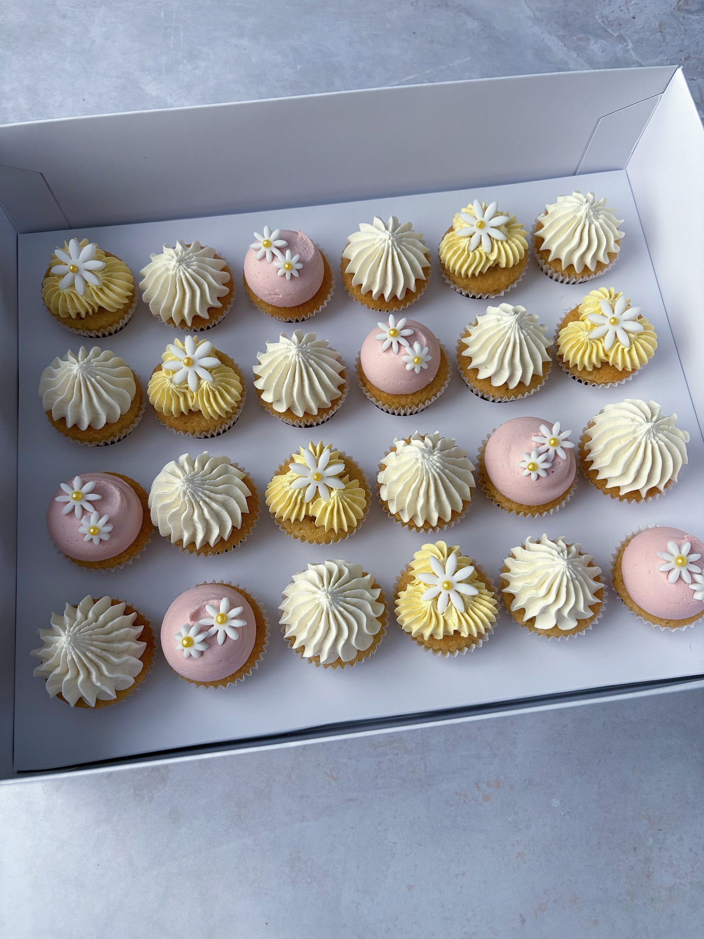 Daisy Mini Cupcakes