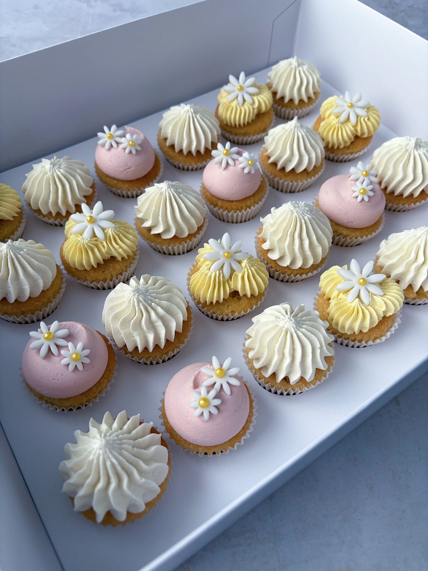 Daisy Mini Cupcakes