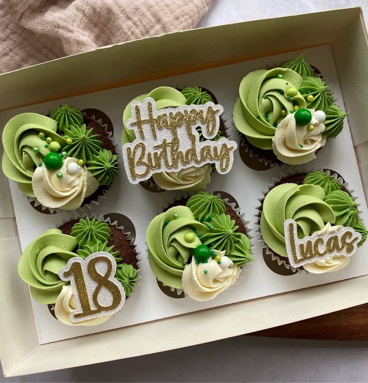 Luxe, Happy Birthday cupcakes