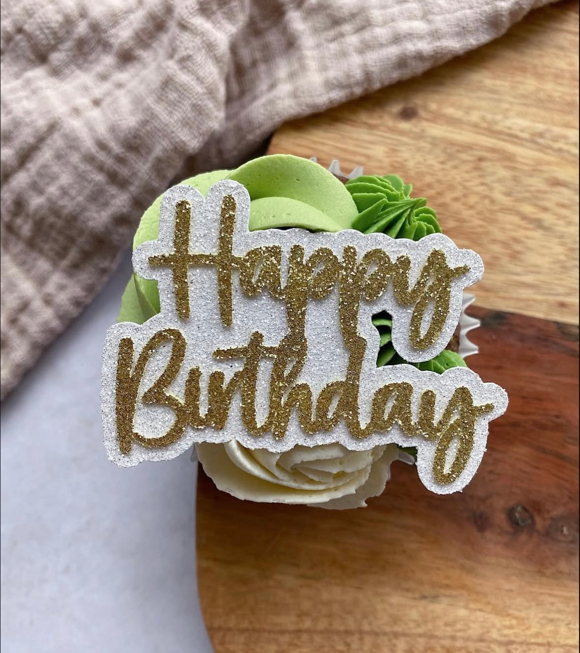 Luxe, Happy Birthday cupcakes